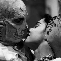 L'abominevole dr. Phibes (1971, Robert Fuest). Phibes sopravvive alla morte, indossa maschere e protesi, congegna una serie di intricati delitti al solo scopo di vendicare la donna amata. Romanticismo d'altri tempi.