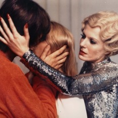 Les lèvres rouges - La vestale di Satana (1971, Harry Kümel). Una coppia in viaggio, la contessa Bathory in persona, la sua assistente e strani intrecci tra i quattro. Un film sorprendente per scelte estetiche e derive visionarie, è un meltingpot di generi e suggestioni.